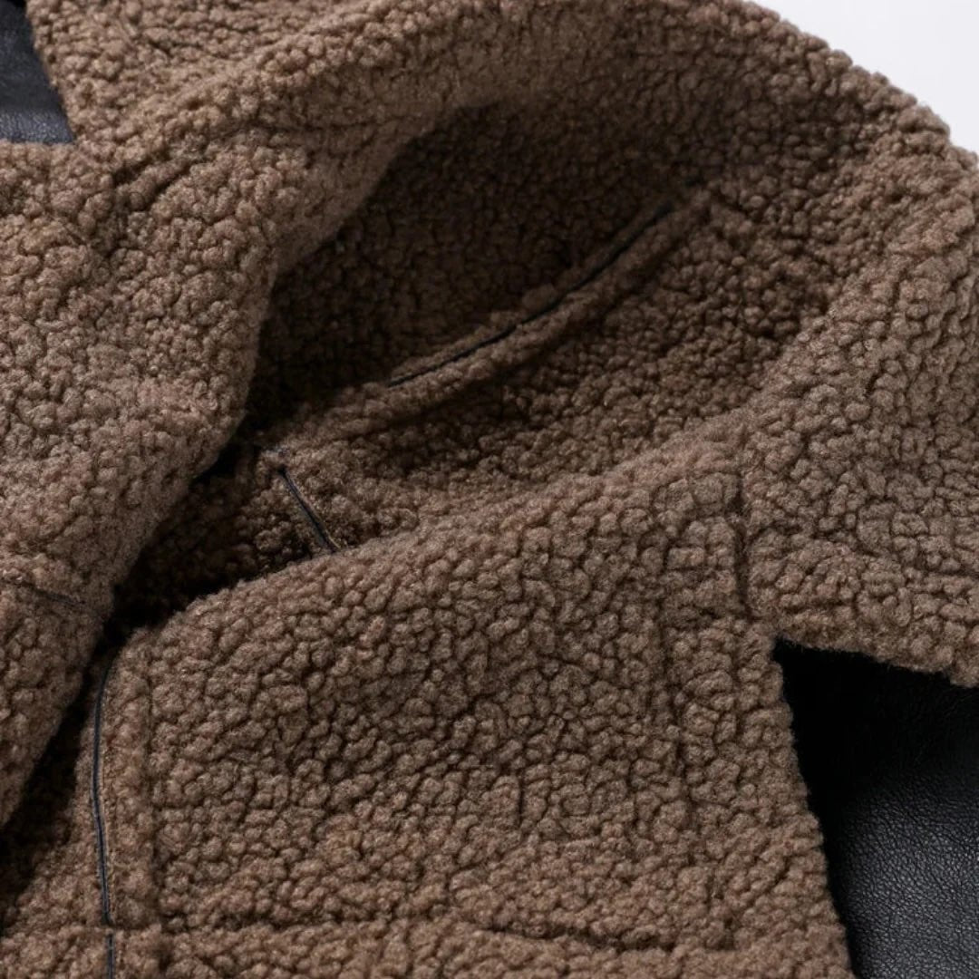 Black Sheepyy schwarzer Teddy Leder Mantel - Cozy Wool Craft
