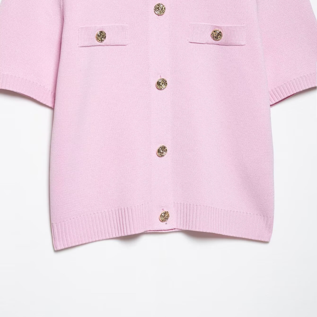 Rückansicht des Lillyy Cardigans von CozyWoolCraft – schlichtes, feminines Design mit feinem Strick in sanftem Roséton.