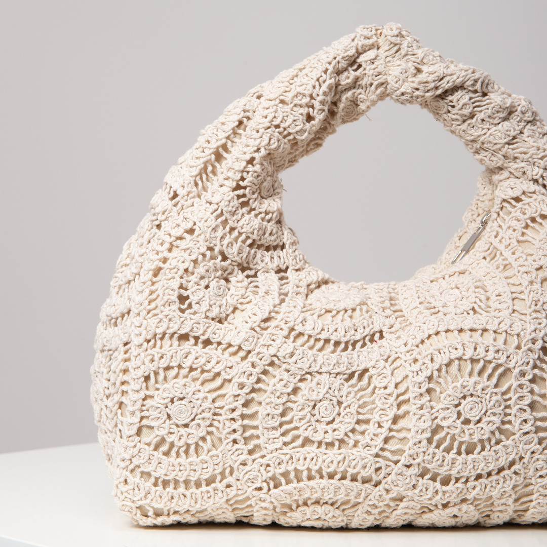 Detailaufnahme der Linyy Gehäkelten Handtasche mit kunstvollem Lochmuster – hochwertige Handarbeit mit modernem Design und Vintage-Touch.