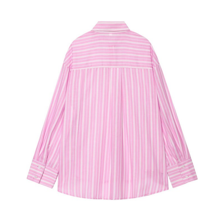 Rückseite des Hemdteils aus dem Loryy Gestreiften Pyjama Set von CozyWoolCraft mit feinen rosa-weißen Streifen und klassischem Schnitt aus Baumwolle.