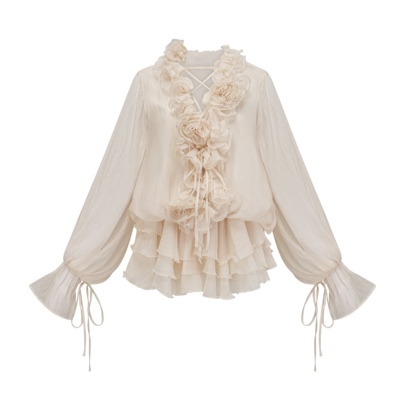 Mayyy Florales Blusenkleid von CozyWoolCraft in zartem Creme mit romantischen Volants, floralen Rüschen und langen Ärmeln für einen femininen Boho-Look.