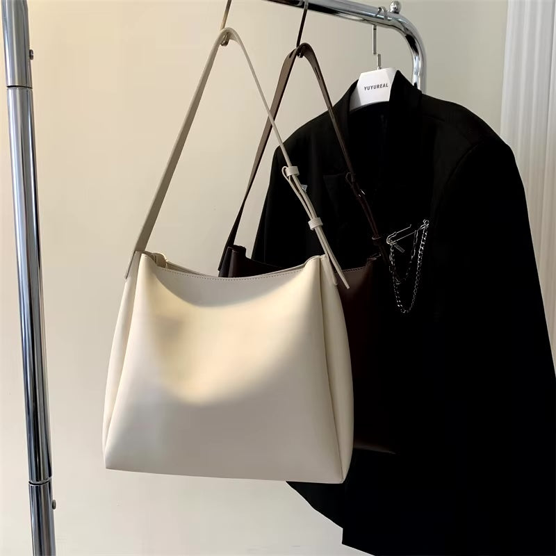 Softyy Leather Shopper Bag in Weiß – große Damen Ledertasche mit Schultergurt im Alltag