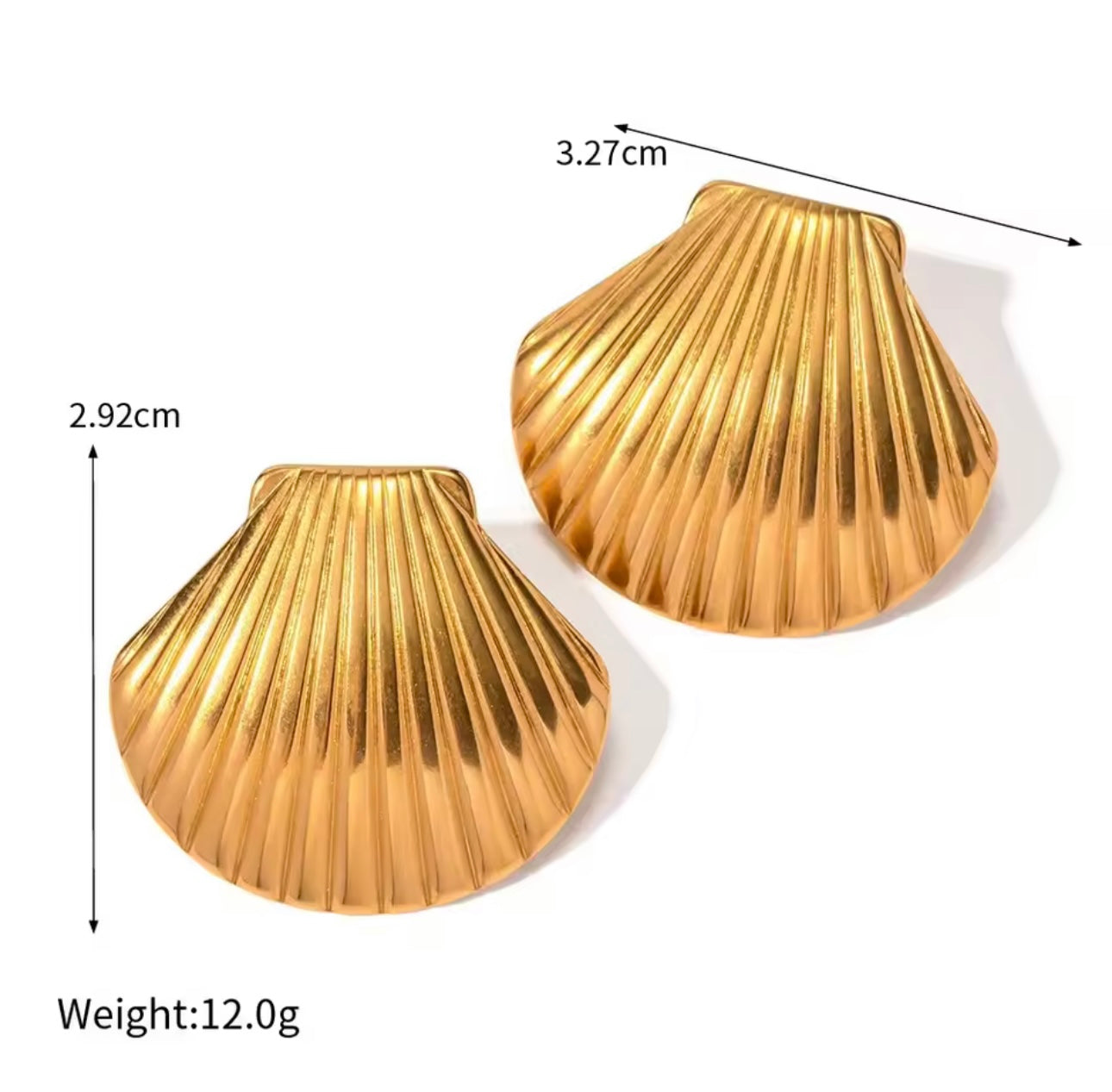Muschel Ohrringe von CozyWoolCraft in glänzendem Gold mit fein gerippter Struktur – maritimer Schmuck in Muschelform, Maße 3,27 × 2,92 cm, Gewicht 12 g.