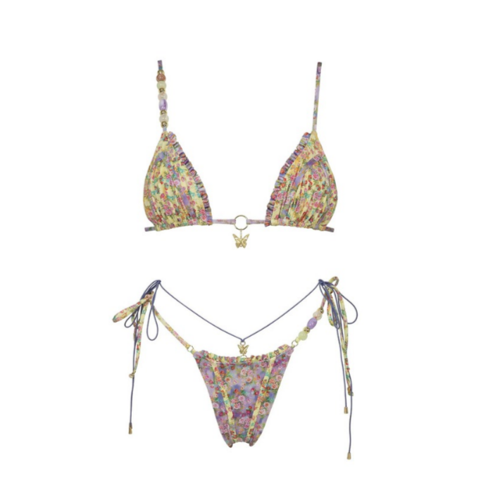 Nellyy Bikini Set von CozyWoolCraft mit farbenfrohem Blumenprint, zarten Perlen, goldenen Akzenten und Schmetterlingsdetail für einen femininen Sommerlook.
