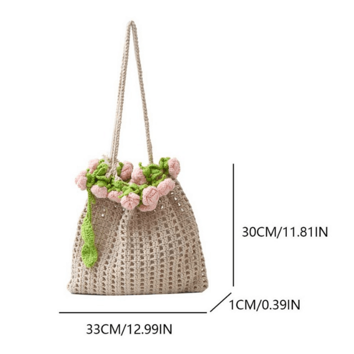 Größenangaben der Nyylaa Stroh Handtasche von CozyWoolCraft, 30 cm hoch × 33 cm breit, gehäkelt mit rosa Blumen, perfekt für Sommer Looks.