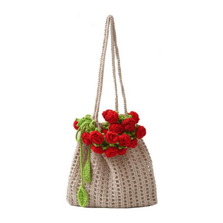 Die Nyylaa Stroh Handtasche von CozyWoolCraft mit roten Häkelblumen ist ein feminines Accessoire mit verspieltem Retro-Flair für Sommer Outfits.