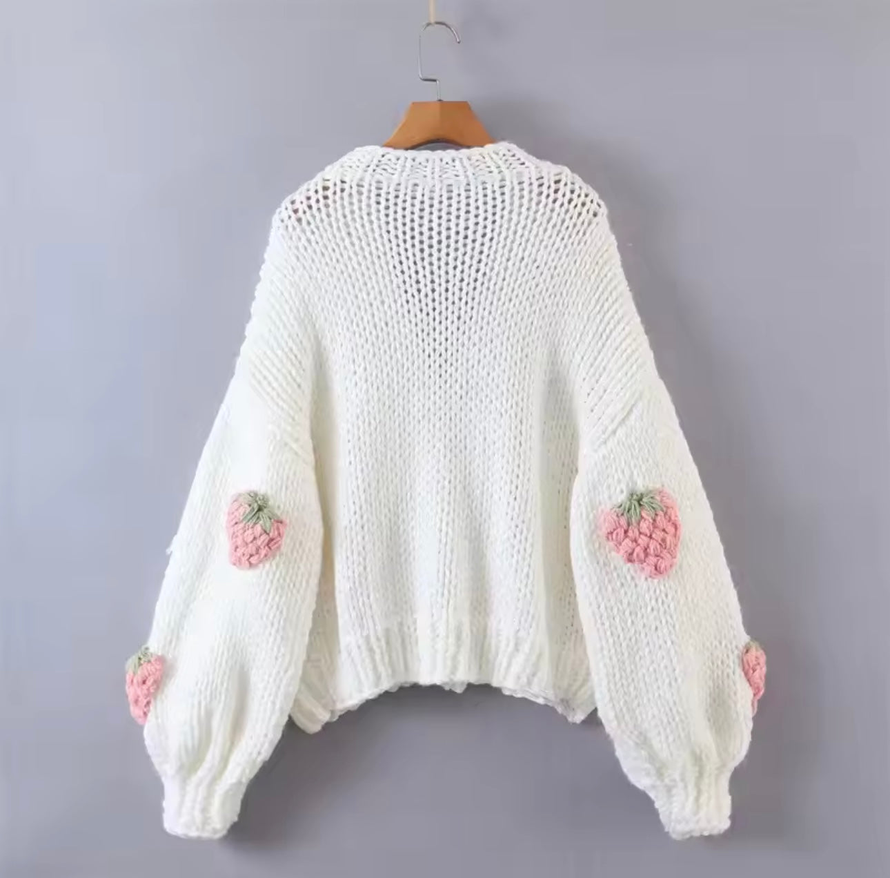 Rückseite weiße Strickjacke mit 3D Himbeer-Design – cozywoolcraft Raspberry Cozy Cardigan, viral auf TikTok & Instagram 2025