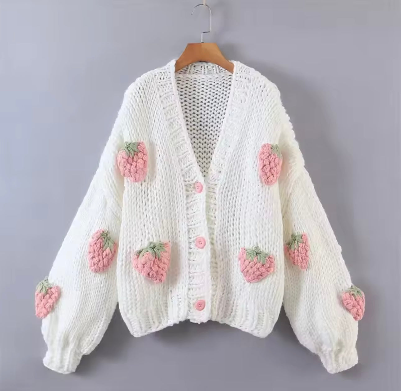 Raspberry Cozy Strickjacke Damen – weiße gehäkelte Jacke mit 3D Himbeeren, cozywoolcraft Frühlingsmode 2025 TikTok & Instagram