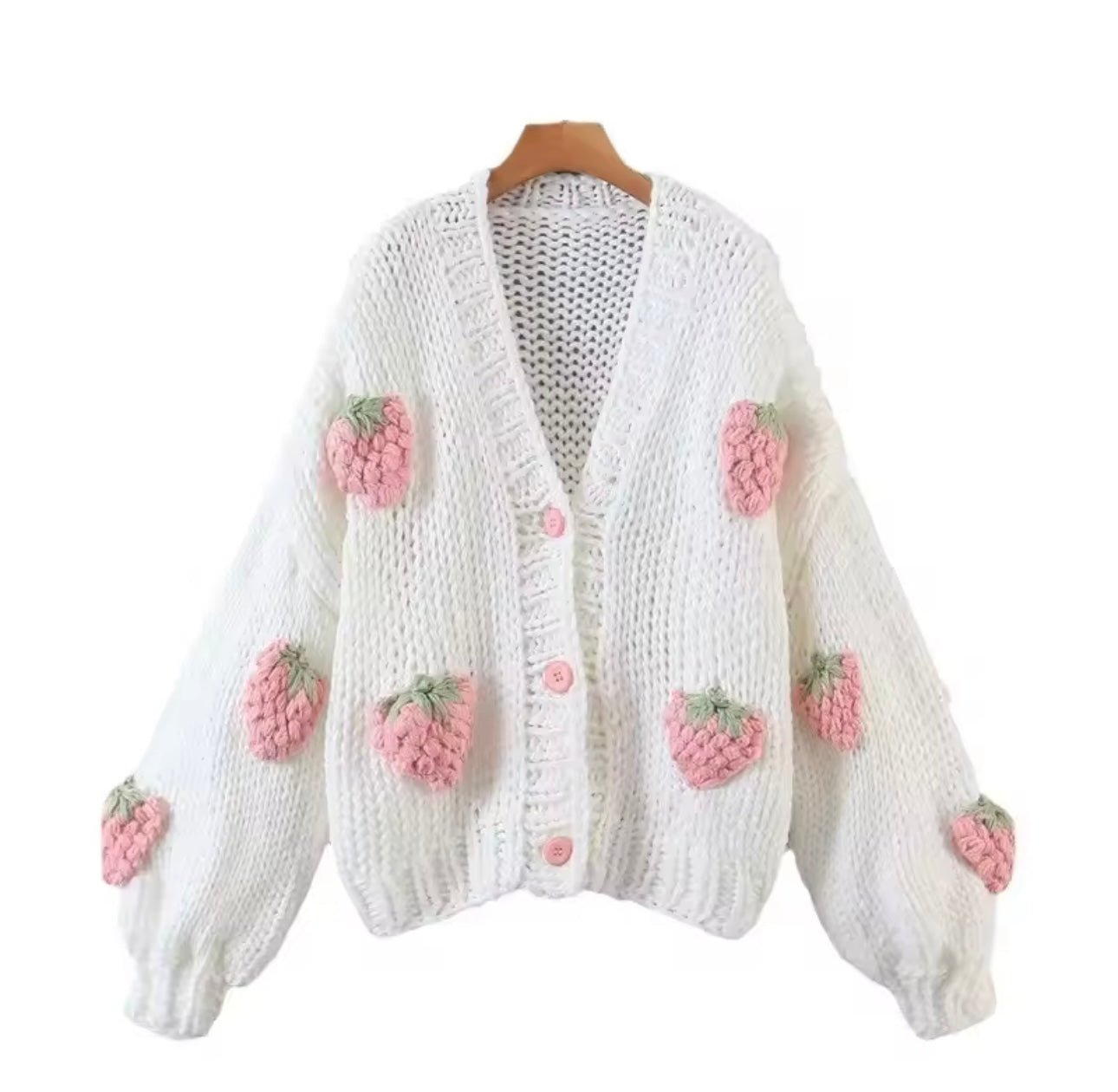 Weiße Strickjacke mit rosa Himbeer-Muster – cozywoolcraft Raspberry Cozy Cardigan, viraler Frühlingstrend 2025 auf TikTok & Instagram