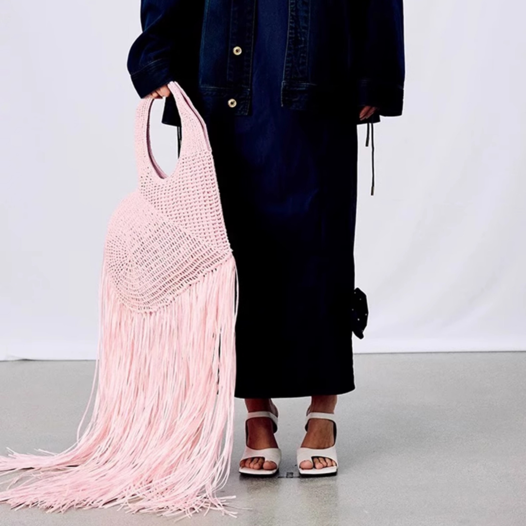 Rosyy XXL Herz Fransen Tasche in Rosa – stilvoll kombiniert mit elegantem Outfit, ein handgefertigtes Statement-Piece für Fashion-Liebhaberinnen.