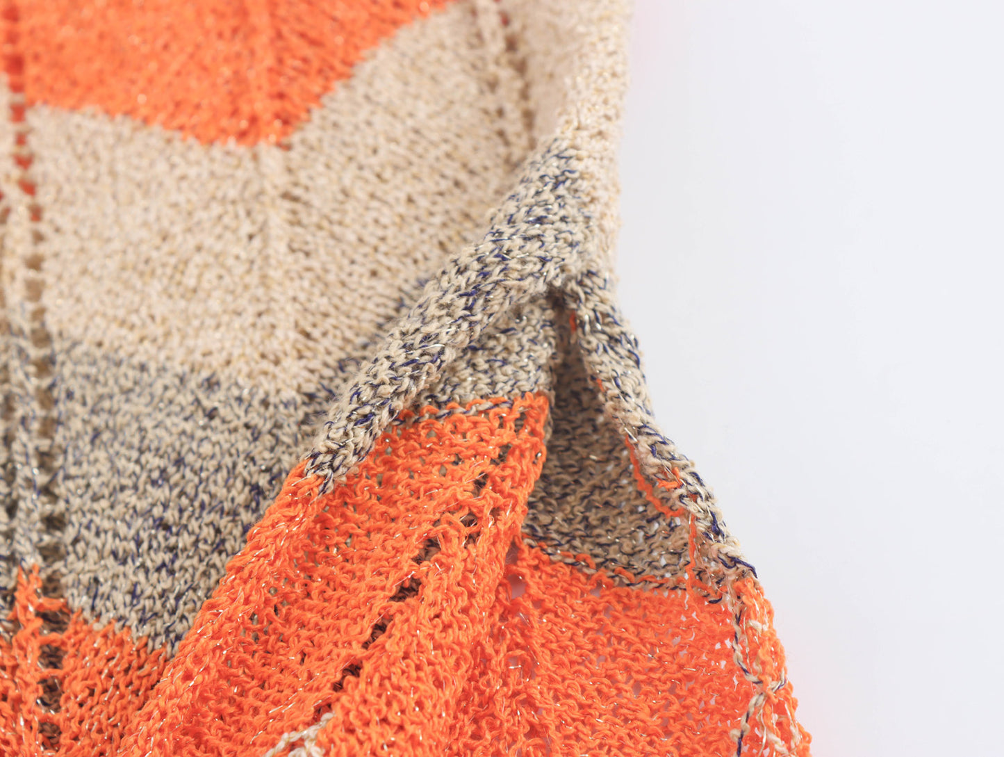 Nahaufnahme vom Samyy Strickkleid Halterneck mit feinem Garnmix und Zickzackstruktur in Orange, Beige, Grau – hochwertiger Retro-Strick.