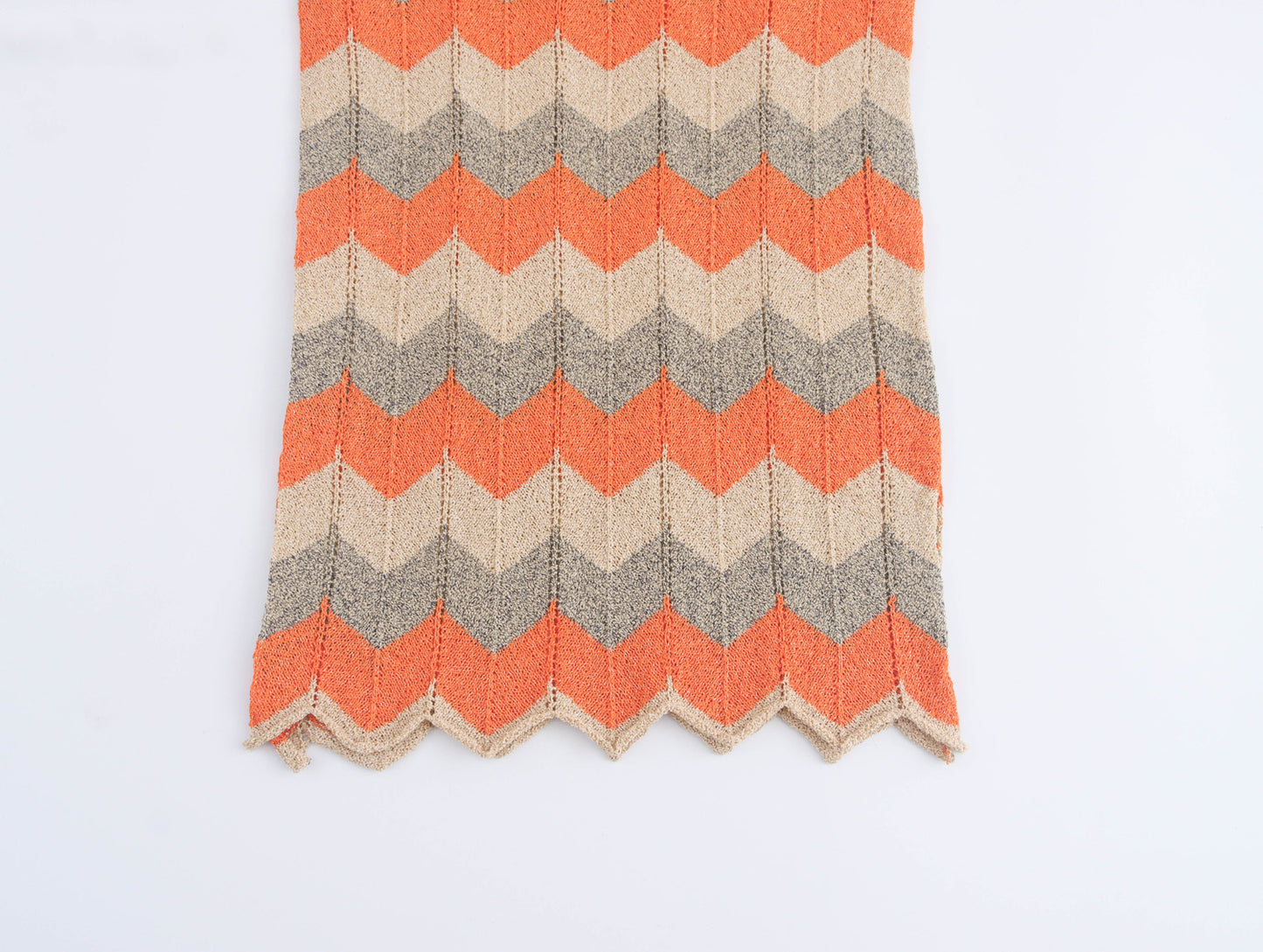 Samyy Strickkleid Halterneck mit Zickzackmuster in Orange, Beige und Grau – elegantes gestricktes Midi-Kleid von CozyWoolCraft im Retro-Stil.