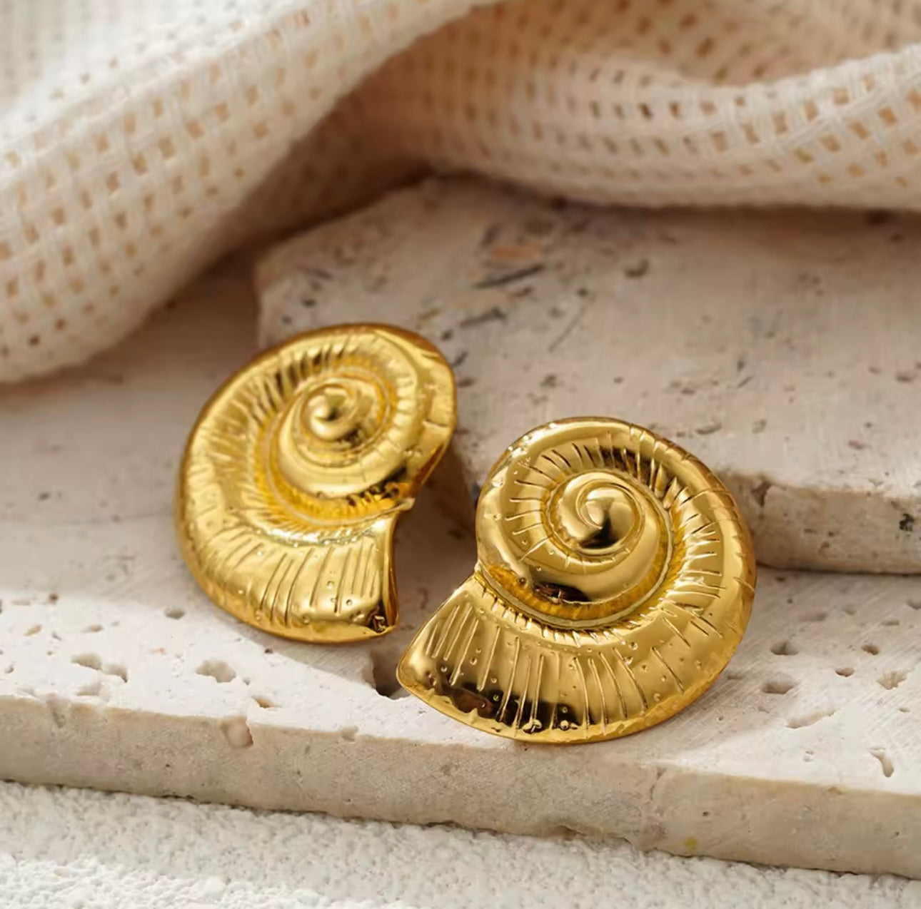 Shellyy Schnecken Ohrringe von CozyWoolCraft in Gold auf Naturstein, detailreich und edel – Schmuck inspiriert von Schnecken und Meer.