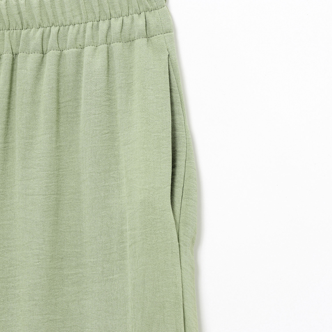 Detailaufnahme der Hose aus dem Sofyy Zweiteiligen Set mit elastischem Bund und stufigen Rüschen in sanftem Grün – bequem und stilvoll.