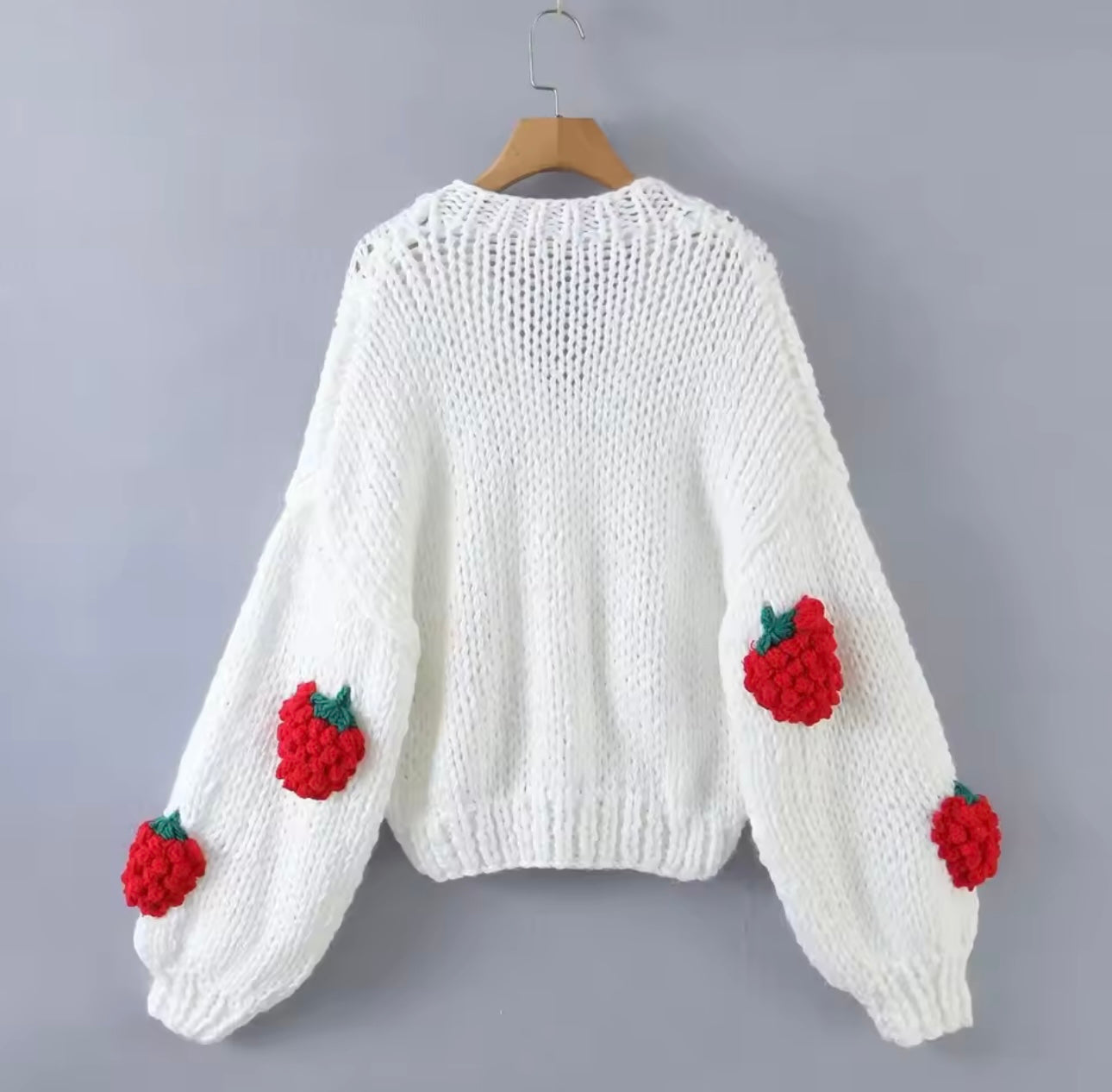 Rückseite weiße Strickjacke mit 3D-Erdbeer-Design – cozywoolcraft Strawberryy Cardigan, modischer TikTok & Instagram Trend 2025