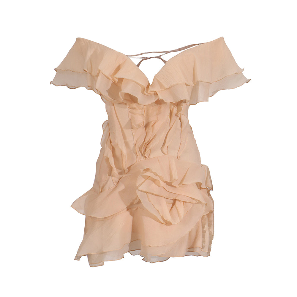 Vorderansicht des Tarryy Off-Shoulder Kleids aus feinem Chiffon in Koralle – elegantes, leichtes Sommerkleid mit femininer Silhouette.