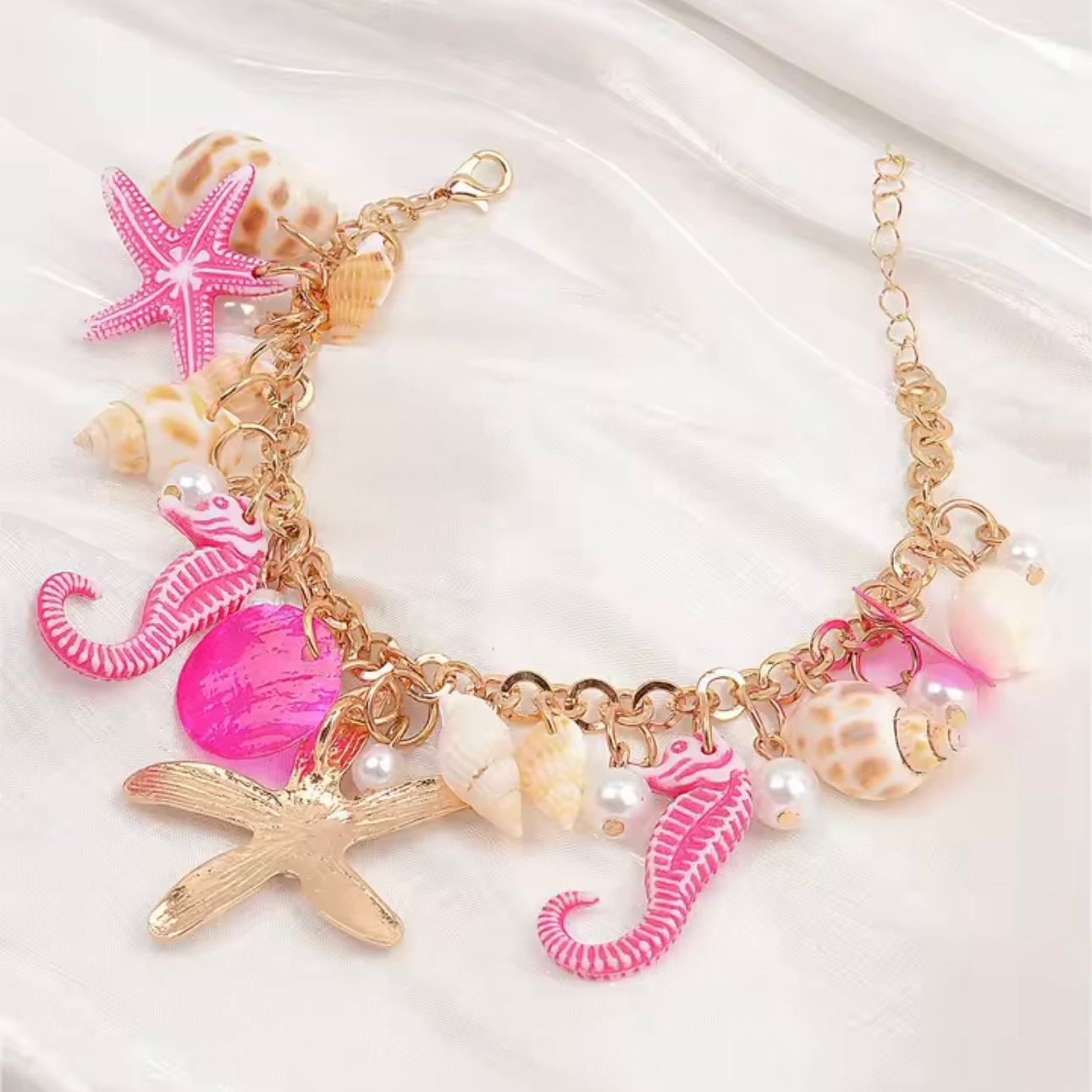Goldenes Muschelarmband mit pinken Akzenten, Seestern-Anhänger und Perlen – Sommer Schmuck für Ocean Lovers.