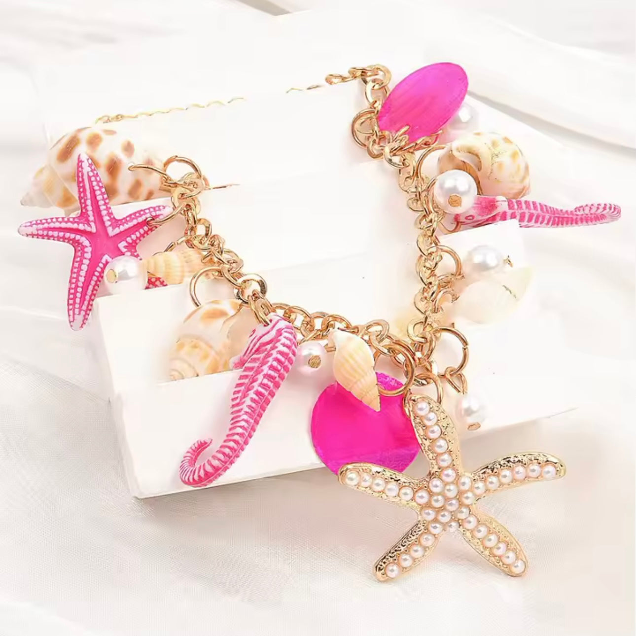 Tyfyy Seestern Muschel Armband in Pink – maritimer Schmuck mit Muscheln, Seepferdchen und Perlen auf goldener Kette von CozyWoolCraft.