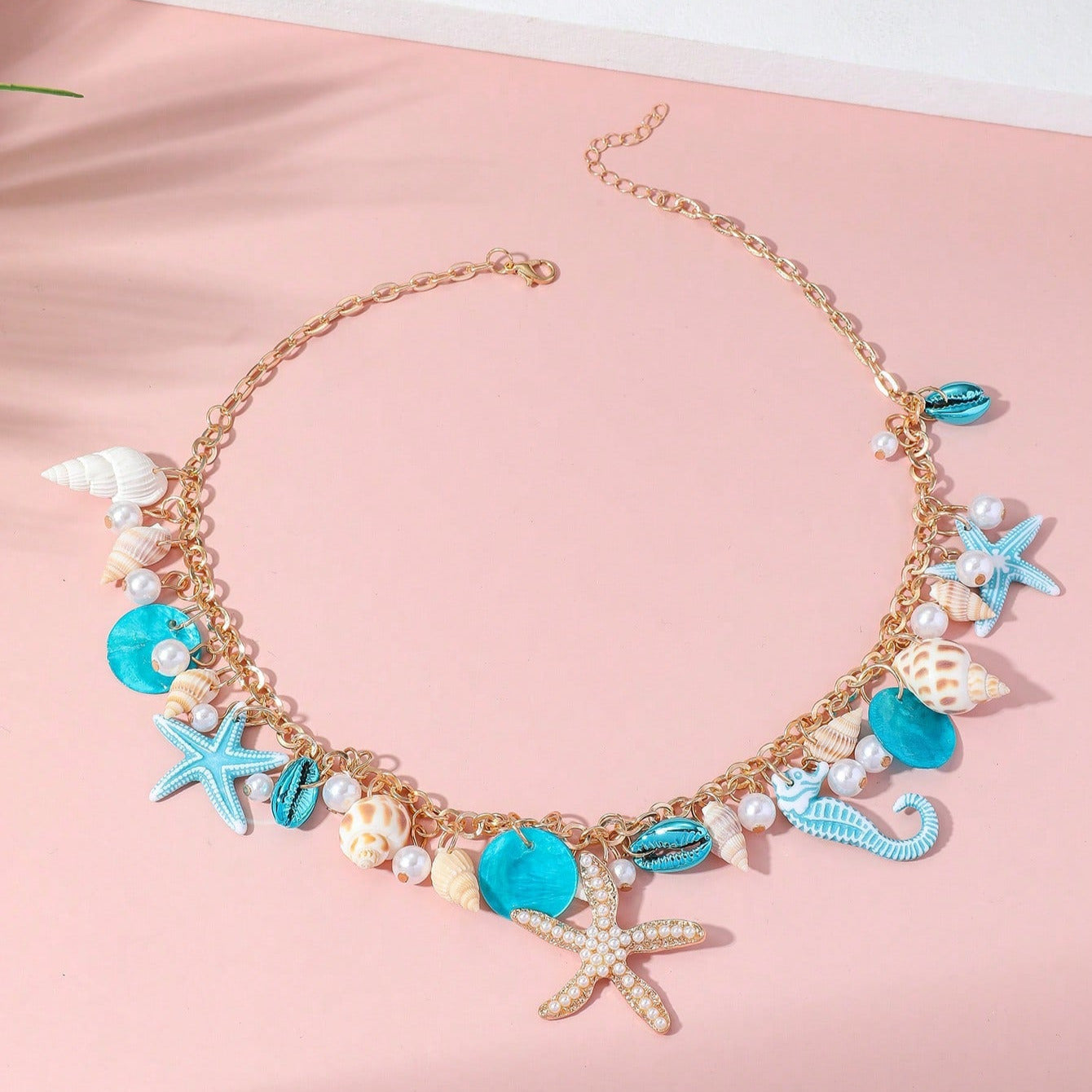 Tyfyy Seestern Muschel Halskette mit blauen Elementen und goldener Kette – perfekter Schmuck für Strandtage, Urlaub und maritime Outfits.