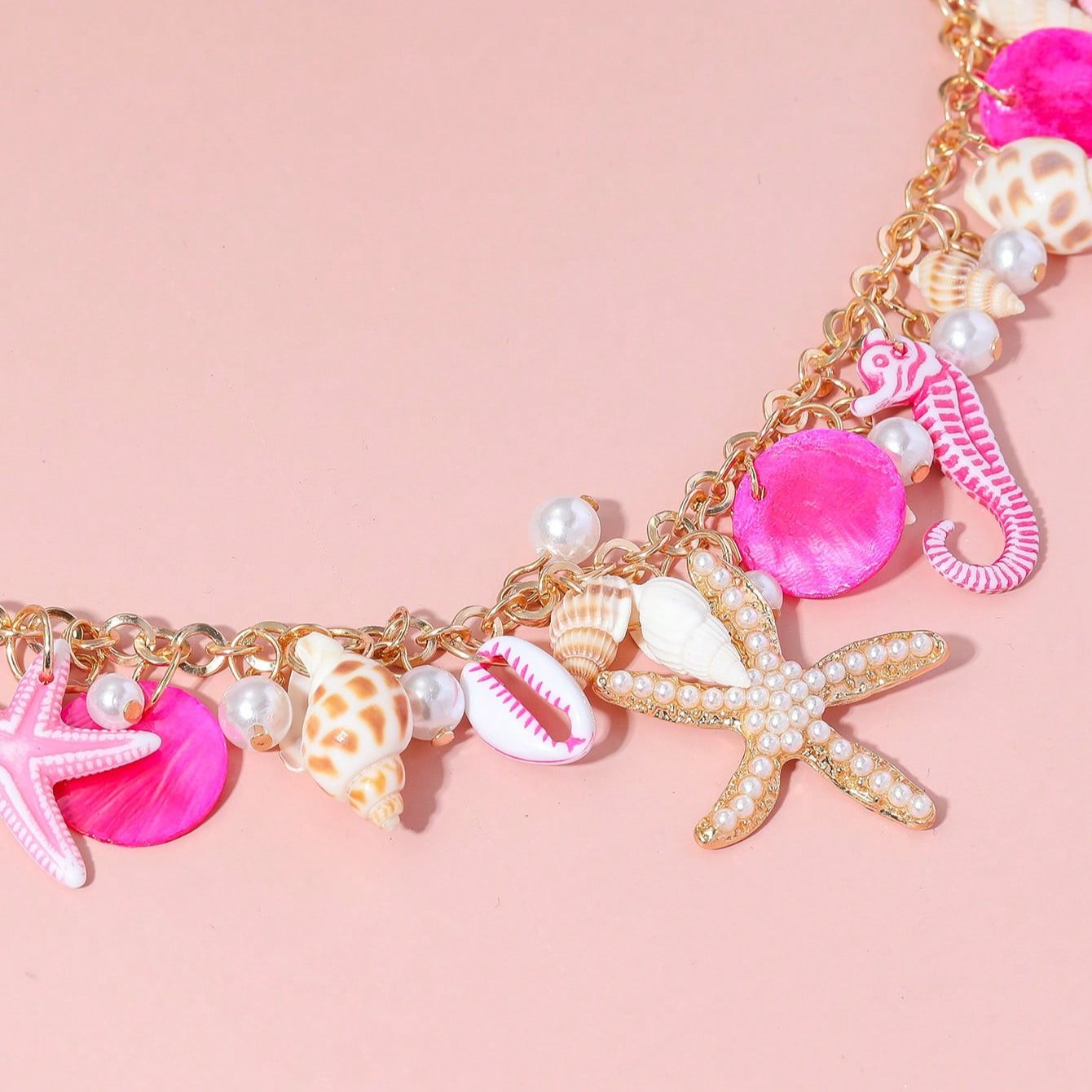 Tyfyy Seestern Muschel Halskette in Pink und Gold – maritime Kette mit Muscheln, Perlen, Seestern und Seepferdchen, verspieltes Sommeraccessoire von CozyWoolCraft.