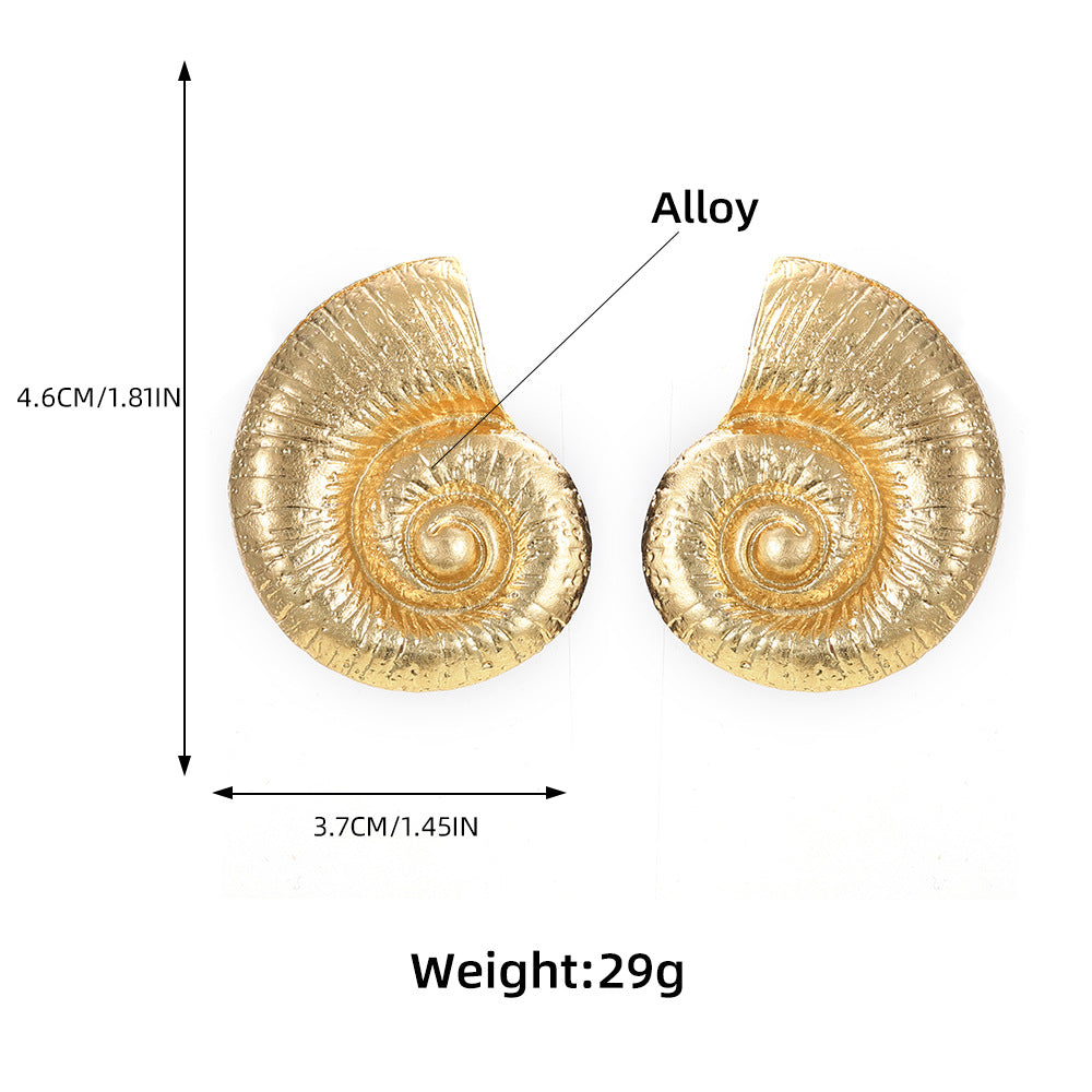 Zellyy Schnecken Ohrringe von CozyWoolCraft in Gold mit Maßangaben 4,6 cm × 3,7 cm und Spiralstruktur – elegantes Design für Schmuckliebhaberinnen.