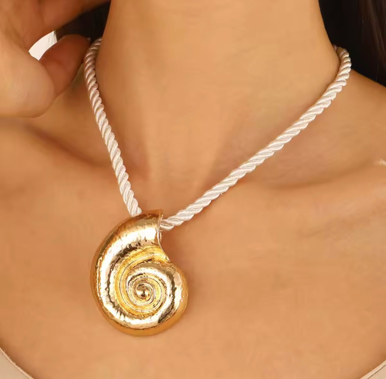 Zellyy Muschel Halskette von CozyWoolCraft in edlem Gold – maritimer Schmuck mit großem Muschel-Anhänger und cremeweißer Kordelkette, elegantes Sommeraccessoire.
