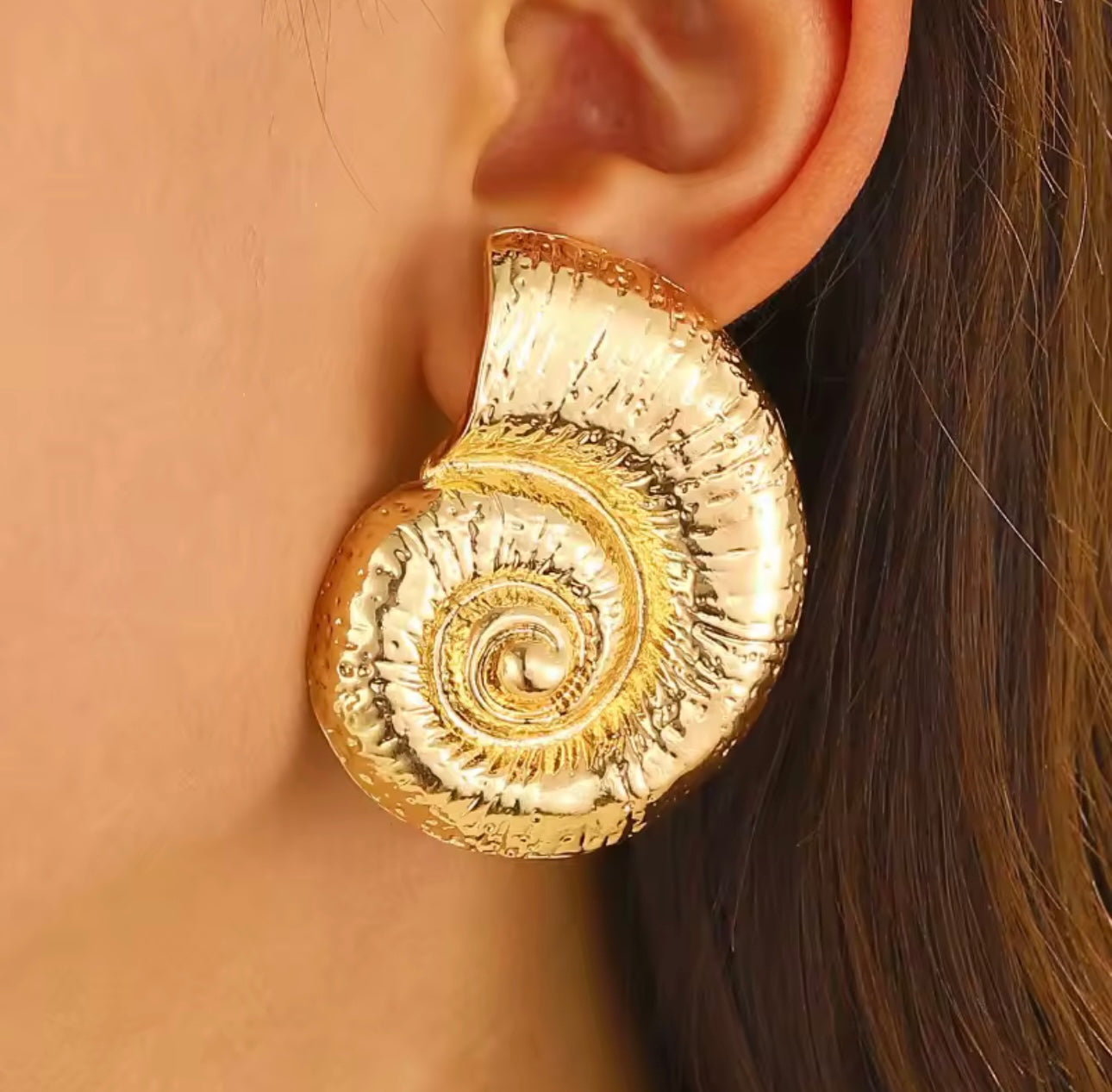 Zellyy Schnecken Ohrringe von CozyWoolCraft in Gold getragen – eleganter Statement-Schmuck in Spiralform, inspiriert von Meeresmuscheln und Naturdesign.