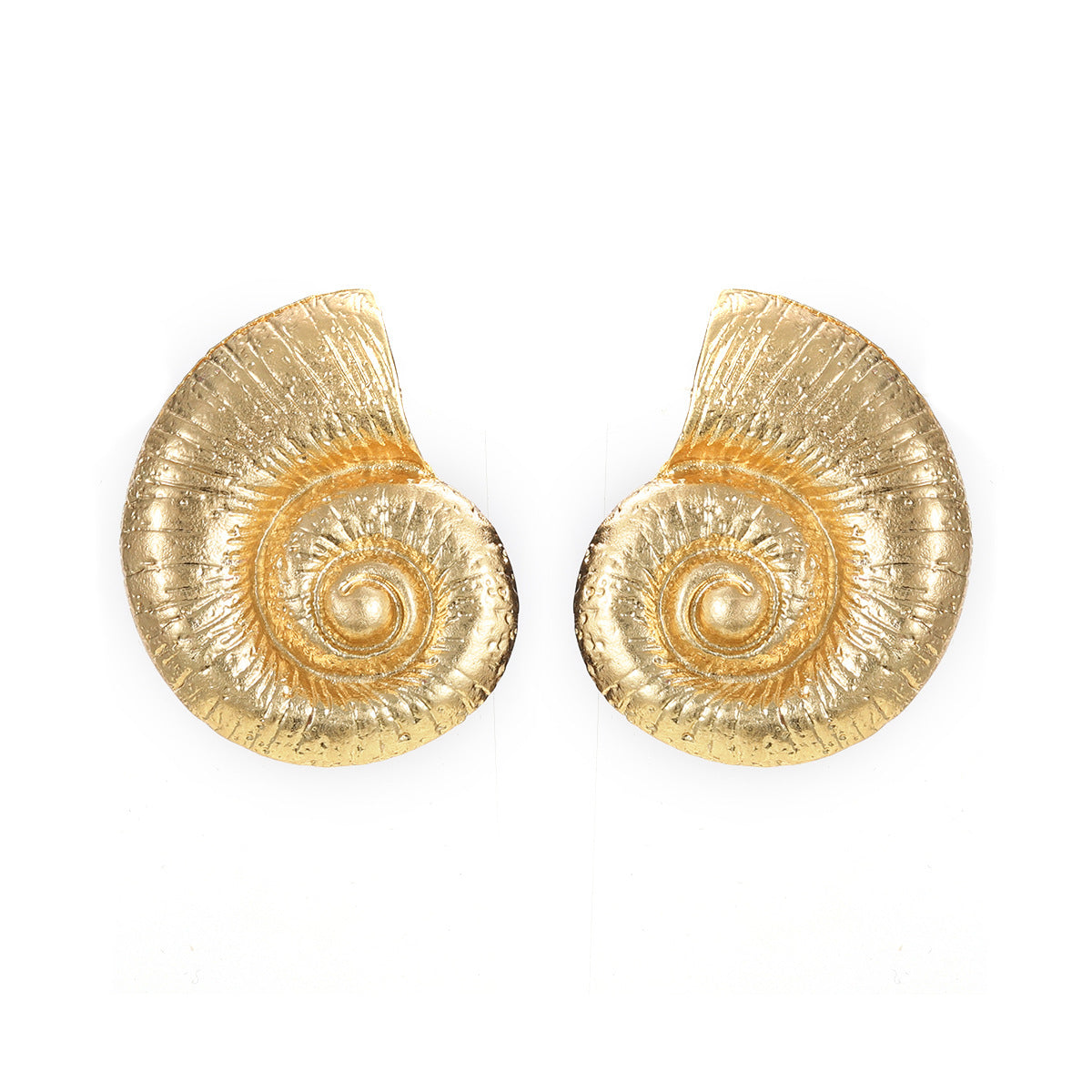 Zellyy Schnecken Ohrringe von CozyWoolCraft in glänzendem Gold, inspiriert von Schneckenformen – eleganter Statement-Schmuck mit Spiralstruktur.
