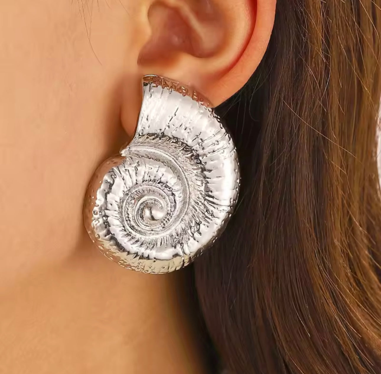 Zellyy Schnecken Ohrringe von CozyWoolCraft in Silber – modernes Schmuckdesign mit maritimer Spiralform, inspiriert von Schneckenhäusern.