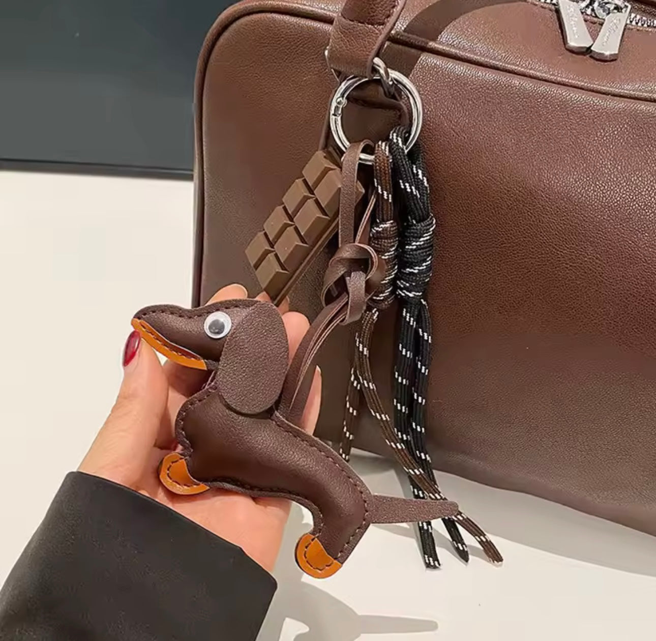 Brauner Dackel Taschenanhänger aus Lederimitat, modisches Accessoire für Schlüssel, Auto oder Handtaschen.
