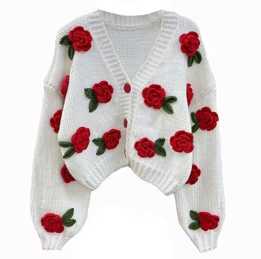 Rossyy Flower Strickjacke in Weiß mit großen roten Rosen gehäkelt, cozy Cardigan für Damen im Herbst und Winter.