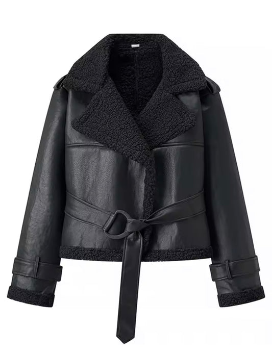 Schwarze Teddy Leder Jacke Short Black Sheepyy – stylische Cropped-Jacke für urbane Winterlooks