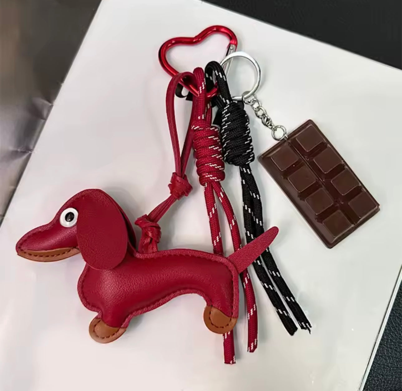 Hundyy Dackel Taschenanhänger in Bordeaux Rot aus PU-Leder als stilvolles Accessoire für Handtaschen und Schlüsselbund.