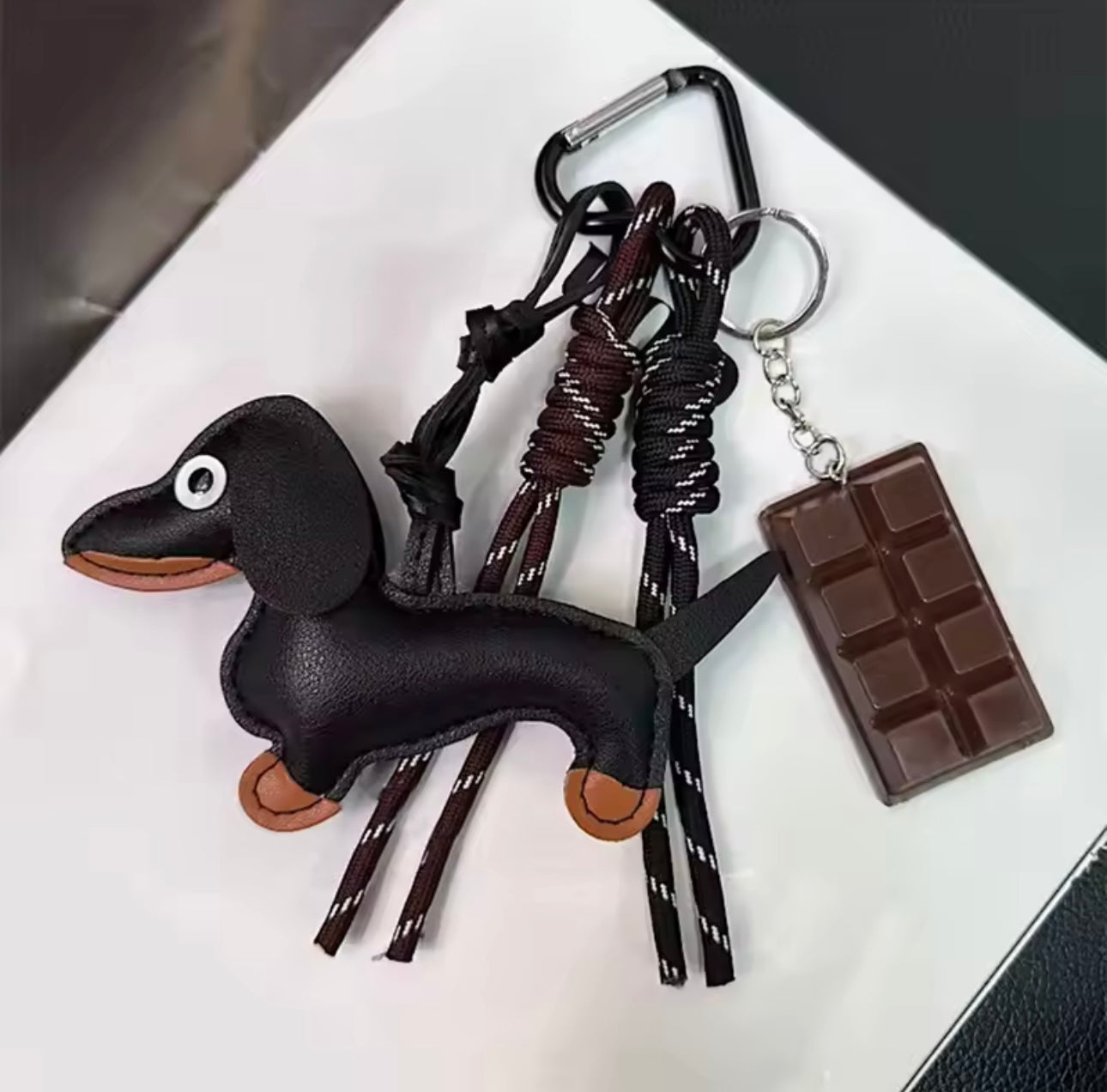 Schwarzer Hundyy Dackel Anhänger aus PU-Leder, eleganter Schlüssel- und Taschenanhänger für Damen Accessoires.