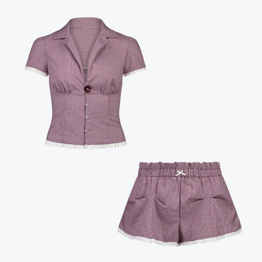 Zweiteiliges Set aus Bluse und Shorts in Bordeaux-Karo mit weißen Rüschen, femininer Cozy Chic Stil von CozyWoolCraft.
