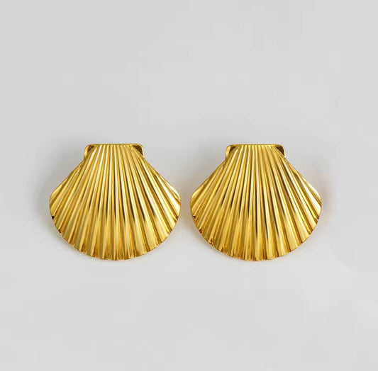 Goldene Muschel-Ohrringe im eleganten Design, maritime Sommer-Accessoires für Damen, luxuriöser Schmuck von CozyWoolCraft.