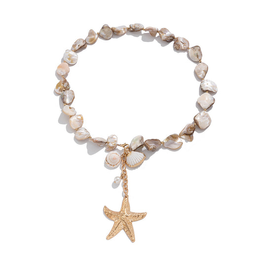 Die Allyy Seestern Halskette von CozyWoolCraft kombiniert natürliche Perlen mit goldenen Anhängern – maritimer Schmuck mit elegantem Strandflair.