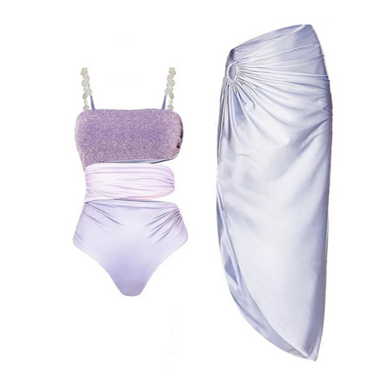 Das Amiyy Bikini Set mit Sarong von CozyWoolCraft in Lavendel kombiniert schimmernden Stoff mit femininer Passform – elegant, modern und stilvoll.