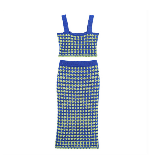 Das Annyy Geometrische Zweiteiler Set von CozyWoolCraft kombiniert Retro-Vibes mit modernem Chic – Crop-Top und Midirock im blauen Rautenmuster.