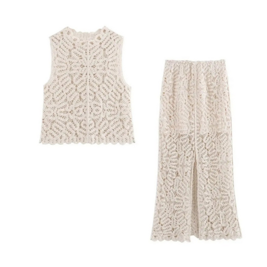 Das ärmellose Oberteil des Bayyy Häkel Sets von CozyWoolCraft zeigt ein feines florales Muster – elegant, luftig und perfekt für warme Sommertage.