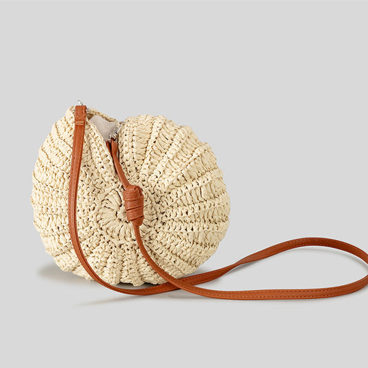 Die Brryy Muschel Stroh Tasche von CozyWoolCraft ist handgefertigt, leicht und naturfarben – ein stylischer Begleiter für sonnige Sommertage.