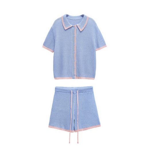 Das Cellyy Häkel Zweiteiler Set von CozyWoolCraft in Hellblau mit rosa Details vereint verspielten Charme und sommerliche Eleganz für trendige Looks.