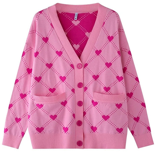 Der Heartyy Heart Pinkyy Cardigan von CozyWoolCraft ist eine rosa Strickjacke mit pinkem Herzmuster, Knöpfen und Taschen – feminin, cozy und stylisch zugleich.