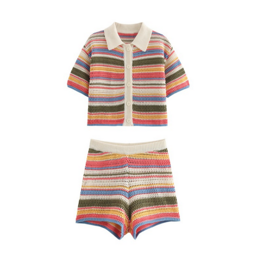 Das Jessyy Gestreifte Strick Set von CozyWoolCraft ist ein farbenfrohes Zweiteiler-Outfit mit Cardigan und Shorts – bequem, charmant und modern.