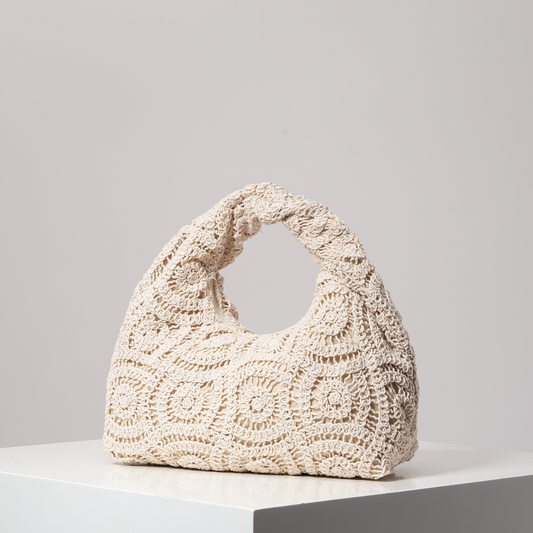 Die Linyy Gehäkelte Handtasche von CozyWoolCraft zeigt kunstvolle Handarbeit im Boho-Stil. Eine elegante Häkelhandtasche für zeitlose Sommerlooks.