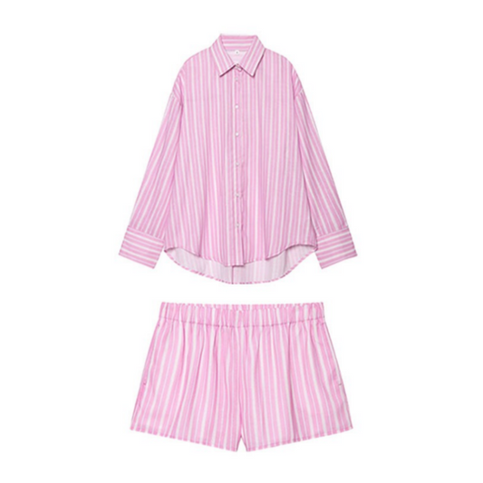 Loryy Gestreiftes Pyjama Set von CozyWoolCraft mit rosa-weißen Streifen, bestehend aus lockerem Hemd und passender Shorts für gemütliche Tage zuhause.
