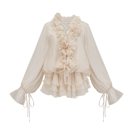 Mayyy Florales Blusenkleid von CozyWoolCraft in zartem Creme mit romantischen Volants, floralen Rüschen und langen Ärmeln für einen femininen Boho-Look.