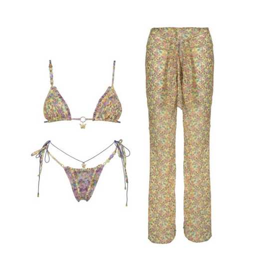 Nellyy Bikini Set mit Hose von CozyWoolCraft im floralen Design, kombiniert mit transparenter luftiger Hose für elegante Strandmomente im Sommer.