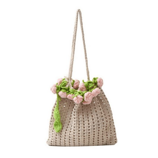 Die Nyylaa Stroh Handtasche von CozyWoolCraft mit rosa Blumen kombiniert femininen Charme und Natürlichkeit für sommerliche, romantische Looks.