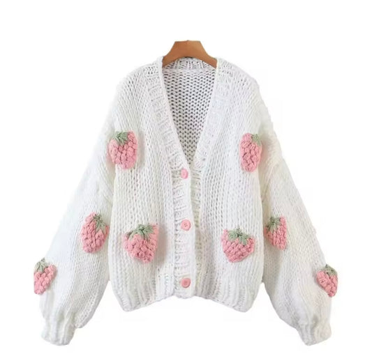 Weiße Strickjacke mit rosa Himbeer-Muster – cozywoolcraft Raspberry Cozy Cardigan, viraler Frühlingstrend 2025 auf TikTok & Instagram